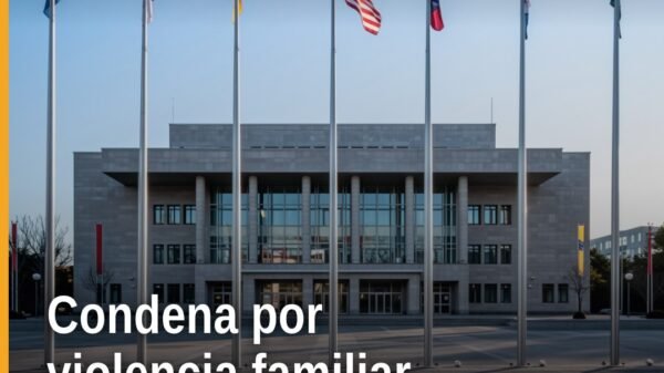 Ilustración simbólica de balanza de justicia y escudo de la Fiscalía General del Estado de Michoacán, con texto: violencia