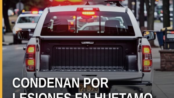 Ilustración simbólica de balanza de justicia y escudo de la Fiscalía Michoacán, con fondo que sugiere Huetamo; representa