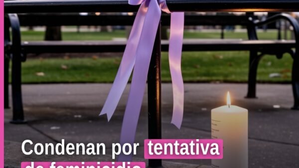 Ilustración simbólica de balanza de justicia y silueta femenina, con fondo en tonos azul y morado, representando la condena
