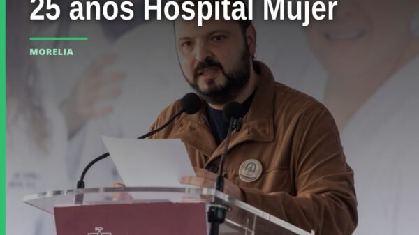 Grupo de personal médico y autoridades celebrando el XXV aniversario del hospital de la mujer en Morelia