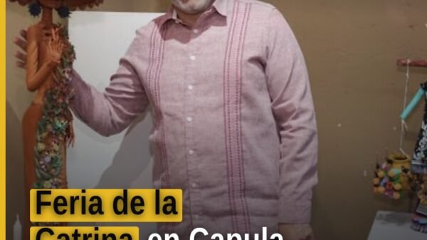 Feria de la Catrina en Capula con artesanos exhibiendo catrinas de alfarería y público recorriendo las calles del pueblo