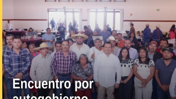 Carlos Torres Piña hablando ante autoridades comunales indígenas en Morelia durante reunión sobre autogobierno michoacán
