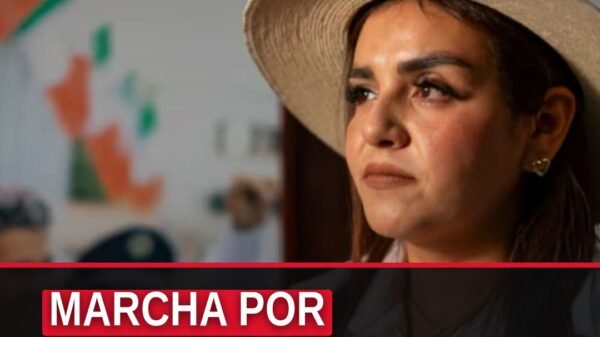 Manifestantes reunidos en el Monumento a Lázaro Cárdenas en Uruapan durante la marcha por la justicia