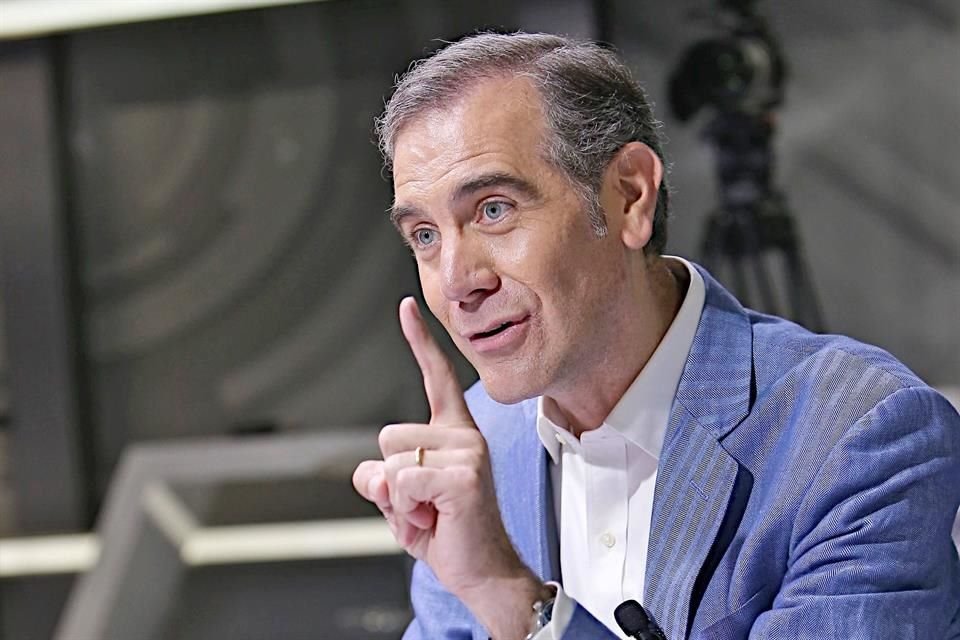 Fotografía de Lorenzo Córdova hablando ante micrófonos, con logo de Reforma visible; representa la declaración sobre