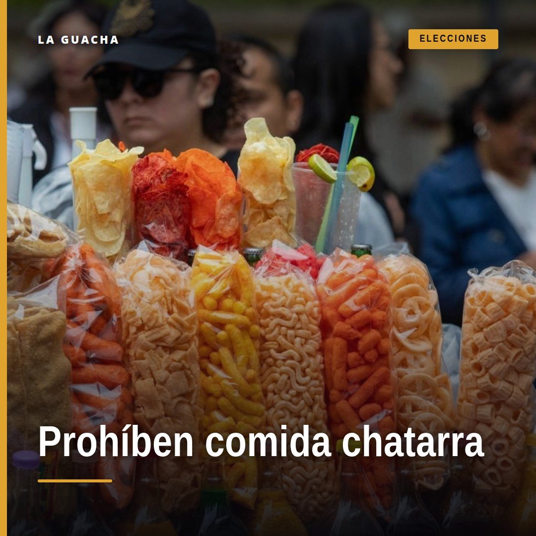 Ilustración simbólica de una escuela con letrero 'prohibir comida chatarra' y balanza de justicia al fondo