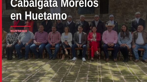 Multitud de jinetes y personas a pie en la plaza central de Huetamo durante la XXXII Cabalgata Morelos