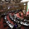 Fachada del Congreso del Estado de Michoacán en Morelia con bandera estatal y letrero simbólico que menciona el día del