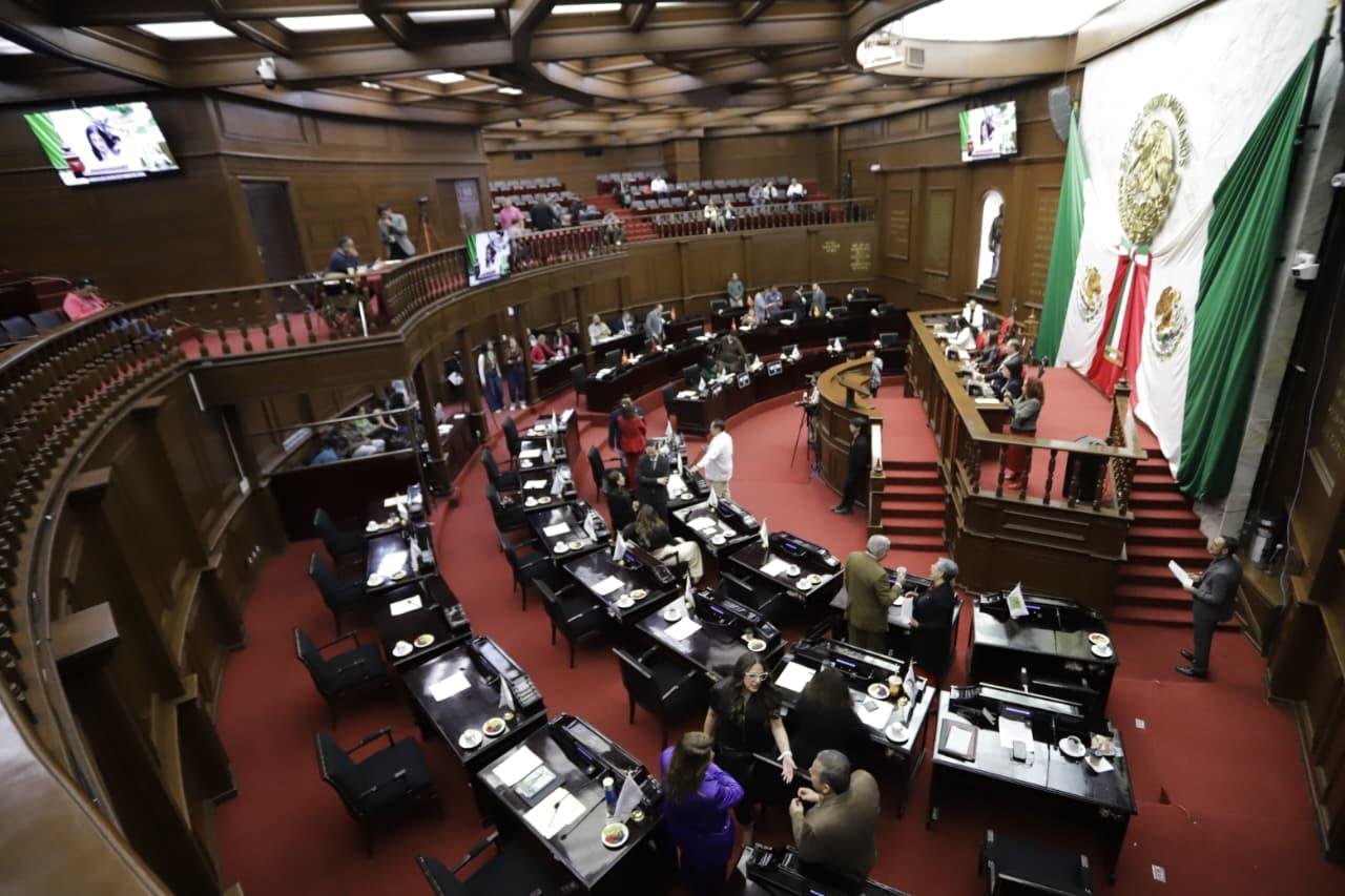Fachada del Congreso del Estado de Michoacán en Morelia con bandera estatal y letrero simbólico que menciona el día del
