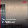 Fachada dañada de una escuela rural en Apatzingán, con señales de impactos de bala y cercos abandonados, representando el