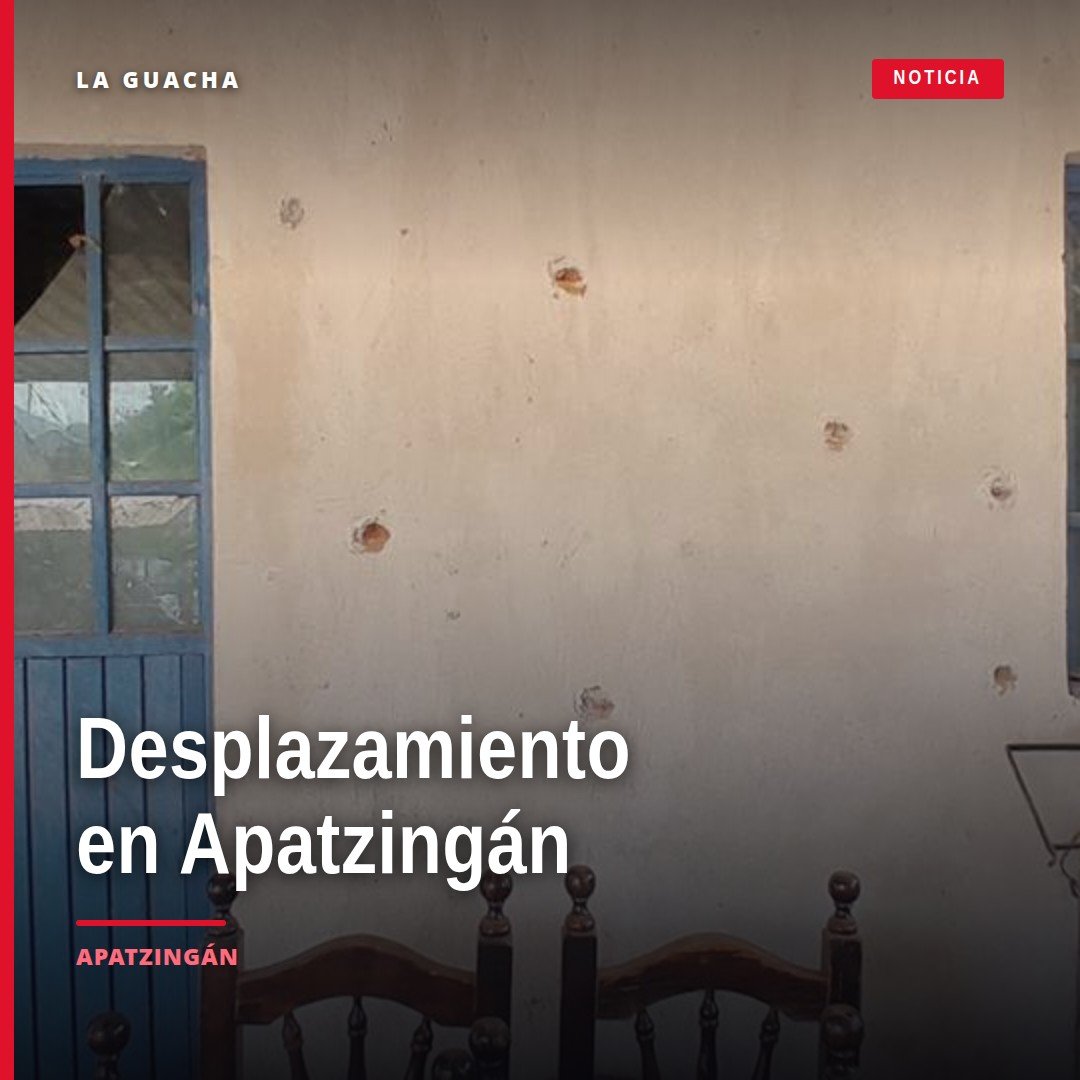 Fachada dañada de una escuela rural en Apatzingán, con señales de impactos de bala y cercos abandonados, representando el