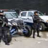 Elementos de la Guardia Civil realizando un filtro de revisión a motociclistas en una calle urbana de Uruapan, con presencia