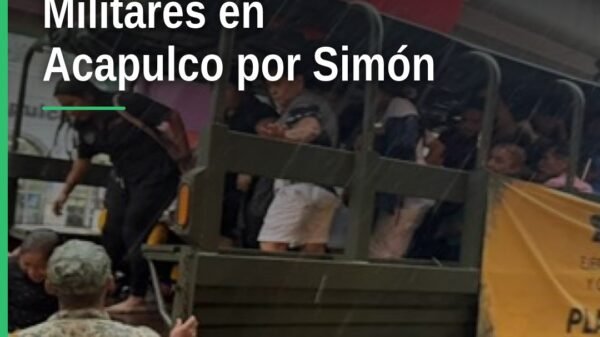 tormenta simón acapulco: militares retirando escombros y lodo en carreteras de Acapulco con maquinaria pesada