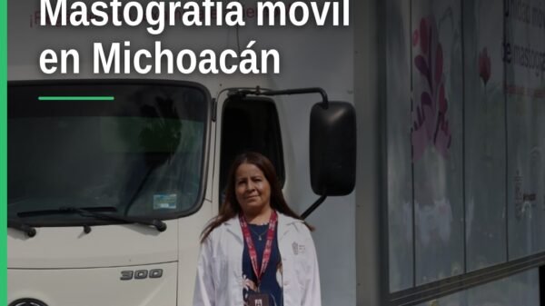 Cuatro unidades móviles de mastografía estacionadas en una plaza de un municipio de Michoacán, con personal de salud y