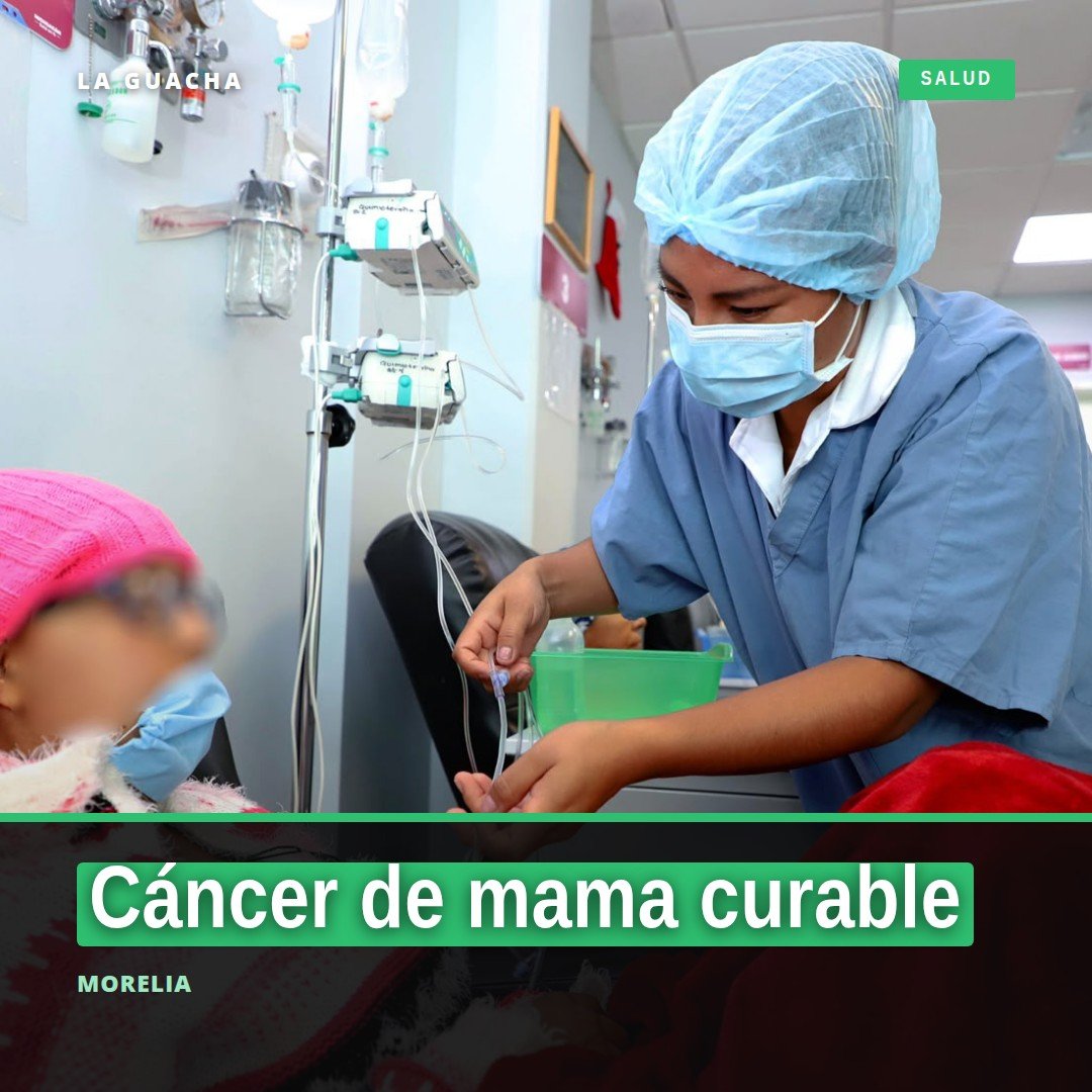 Mujer sonriente recibiendo una mastografía gratuita en una unidad móvil de la SSM en Michoacán, con letrero visible que dice