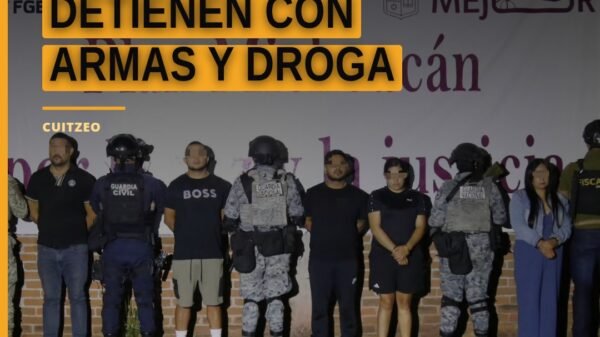 Detienen con armas y droga: escena policial en San Juan Benito Juárez, Cuitzeo, con dos vehículos Nissan Versa y elementos