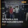 Imagen ilustrativa de una motocicleta policial y mochila con paquetes de droga simulados, representando el narcomenudeo en