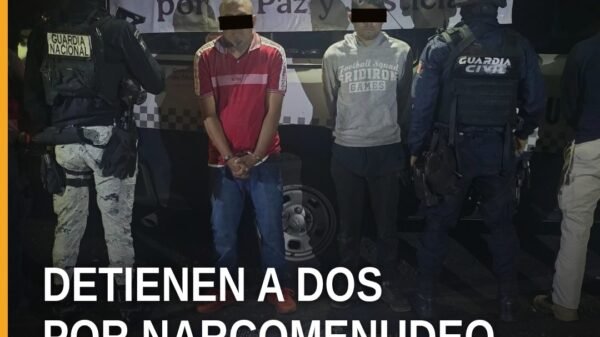 Imagen ilustrativa de una motocicleta policial y mochila con paquetes de droga simulados, representando el narcomenudeo en