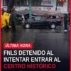 FNLS detenido Morelia: grupo de manifestantes, mayoritariamente mujeres, detenidos por policías ante un cerco en una