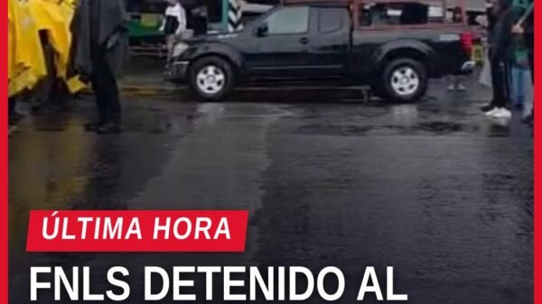 FNLS detenido Morelia: grupo de manifestantes, mayoritariamente mujeres, detenidos por policías ante un cerco en una