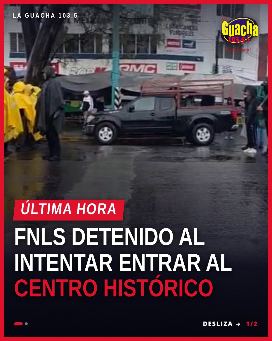 FNLS detenido Morelia: grupo de manifestantes, mayoritariamente mujeres, detenidos por policías ante un cerco en una