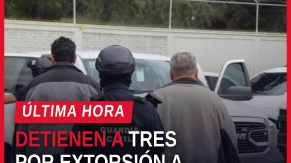 Tres hombres detenidos por extorsión agravada transportistas en Morelia, frente a vehículo policial