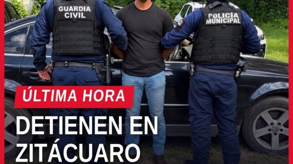 robo con arma zitácuaro: imagen ilustrativa de patrulla policial frente a tienda de conveniencia en Zitácuaro, Michoacán