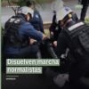 disuelven marcha normalistas: agentes de la Guardia Civil en la calle de Morelia, con manifestantes al fondo y ambiente