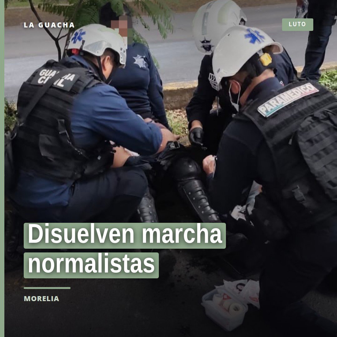disuelven marcha normalistas: agentes de la Guardia Civil en la calle de Morelia, con manifestantes al fondo y ambiente