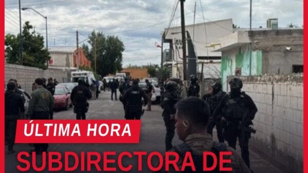 Ilustración simbólica de un edificio escolar en Torreón con siluetas de personas y una bandera mexicana, representando el