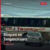 Vista aérea o terrestre de autobús y camión atravesados en carretera nacional en Las Adjuntas, Tangancícuaro, durante el