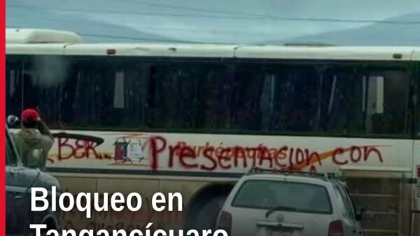 Vista aérea o terrestre de autobús y camión atravesados en carretera nacional en Las Adjuntas, Tangancícuaro, durante el