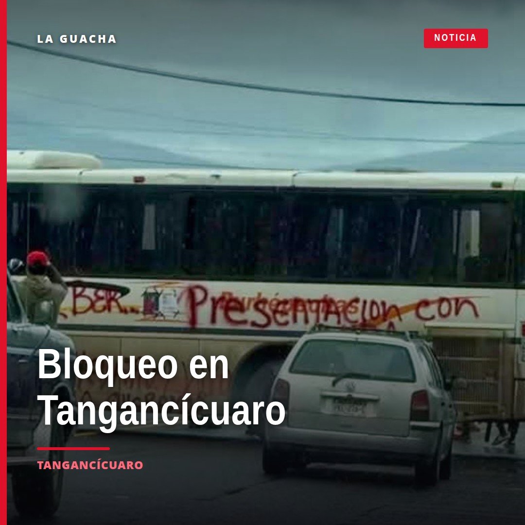 Vista aérea o terrestre de autobús y camión atravesados en carretera nacional en Las Adjuntas, Tangancícuaro, durante el