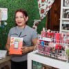 Mujeres comerciantes en el mercado de Huetamo recibiendo terminales de pago CLIP Pro 2 como parte de la iniciativa de