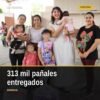 Mujeres recibiendo pañales durante la caravana Jalo por las Mamás en un municipio de Michoacán