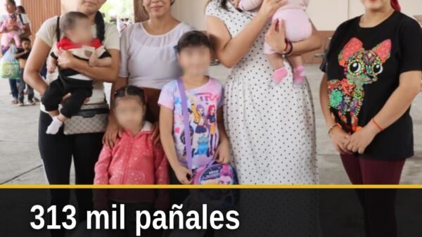 Mujeres recibiendo pañales durante la caravana Jalo por las Mamás en un municipio de Michoacán