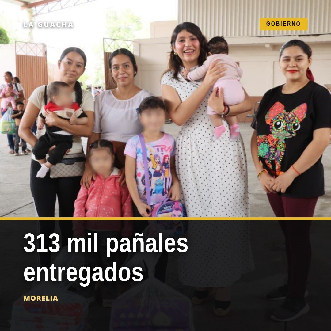 Mujeres recibiendo pañales durante la caravana Jalo por las Mamás en un municipio de Michoacán