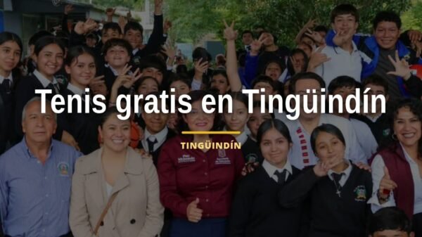 Entrega de tenis gratis para estudiantes en la Secundaria Federal 'Francisco J. Múgica' de Tingüindín, Michoacán, el 9 de