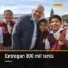 Entregan tenis estudiantes: jóvenes de secundaria reciben pares de tenis en una escuela de Michoacán, con presencia del