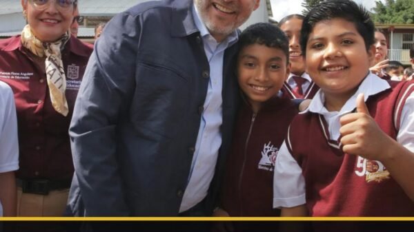 Entregan tenis estudiantes: jóvenes de secundaria reciben pares de tenis en una escuela de Michoacán, con presencia del