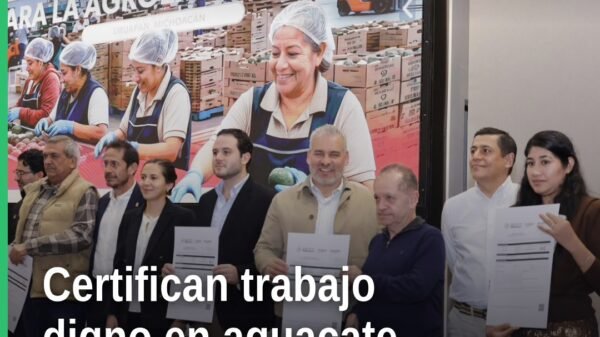 Gobernador Alfredo Ramírez Bedolla entrega certificados laborales a representantes de 125 empresas agroexportadoras de