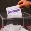 Infografía comparativa mostrando 4.8 millones de pesos para independientes y 9.6 millones para partidos en elecciones de