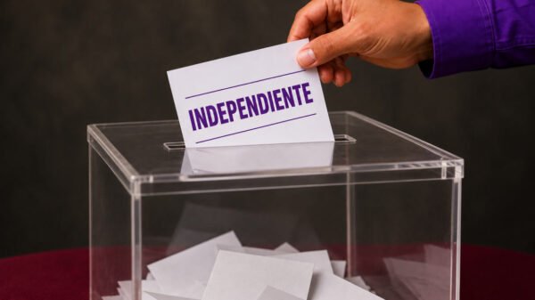 Infografía comparativa mostrando 4.8 millones de pesos para independientes y 9.6 millones para partidos en elecciones de