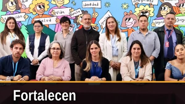 Grupo de funcionarios estatales y representantes de UNICEF y ECHO reunidos en una sala de reuniones en Morelia, Michoacán
