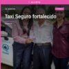 Taxi con holograma y código QR visible en su carrocería, en una calle de Morelia, Michoacán, como parte del programa Taxi