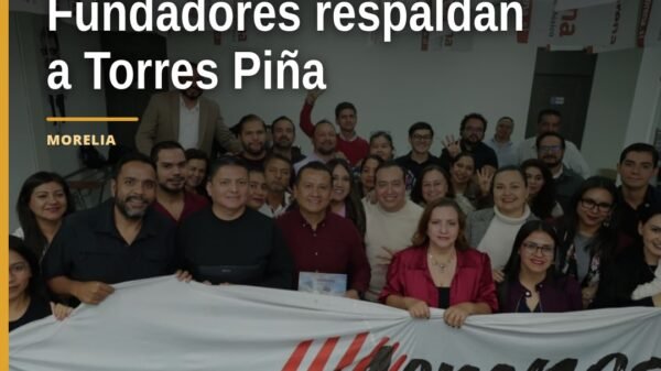 Grupo de personas reunidas en Morelia, Michoacán, incluyendo a Carlos Torres Piña y fundadores de Morena, durante encuentro