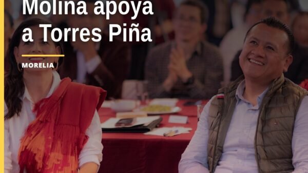 Gaby Molina y Carlos Torres Piña juntos en un acto público en Morelia, Michoacán, durante el llamado a cerrar filas con