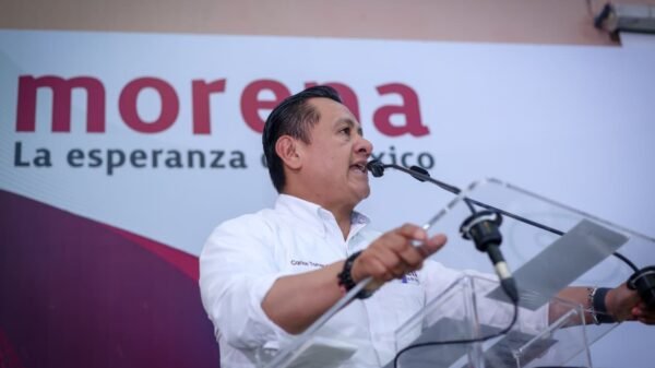 Carlos Torres Piña hablando sobre justicia social agua en un evento público en Morelia, Michoacán