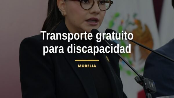 Tres vehículos adaptados del DIF Michoacán estacionados frente al CREE en Morelia, con señalética de transporte gratuito