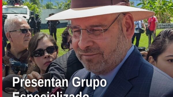 Gobernador Alfredo Ramírez Bedolla junto a elementos de la Guardia Civil durante la presentación del grupo de operaciones