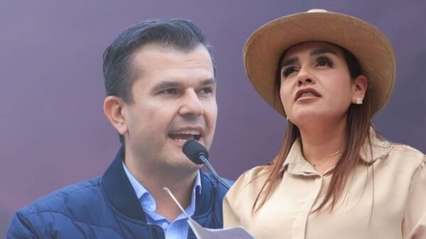Fotografía de Grecia Quiroz, alcaldesa de Uruapan, hablando ante micrófono; fondo con logo de La Guacha 103.5 y frase clave